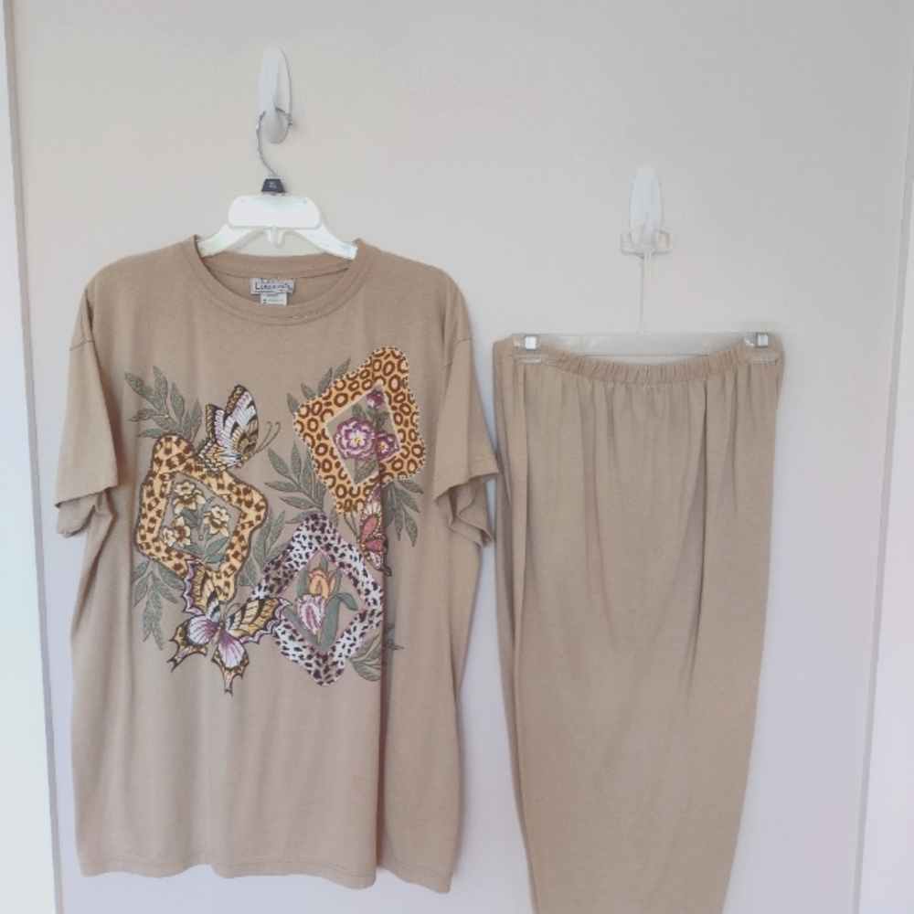 T shirt pant suit